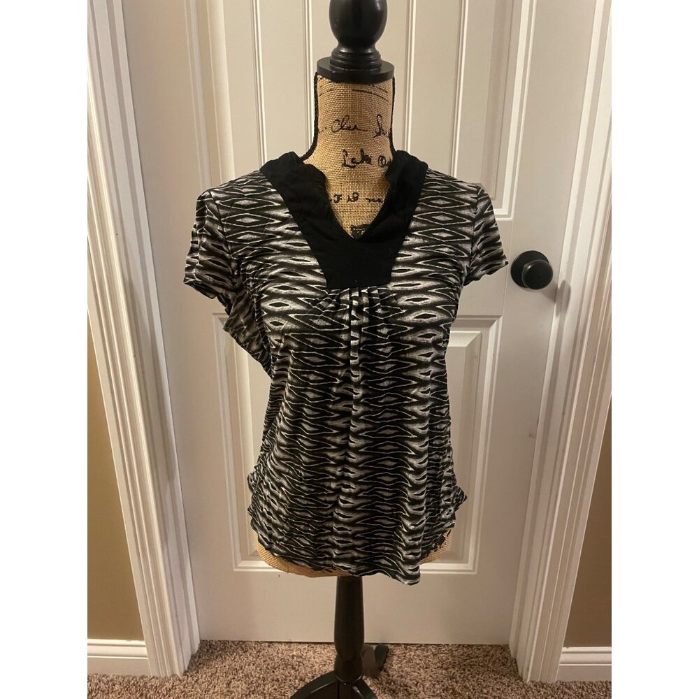 Black and white Aventura top